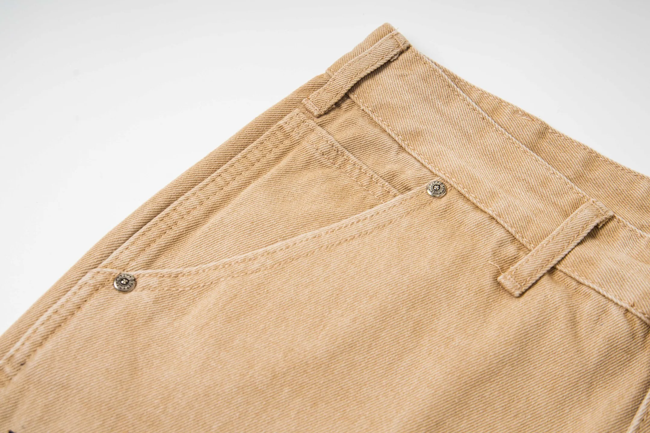 P280 Chrome Hearts khaki orange leopard print star couple jeans are a hot trend this season and are sought after by countless celebrities and fashionistas. The neat details of the cutting process add color to the playful fashion! The neat and meticulous design, and the well-fitting structure is unique. The upper body not only has outstanding recognition, but also looks younger and younger. A style with the ultimate wearing meaning and performance, gorgeous color matching, and the craftsmanship of this style is also extremely extraordinary. After the finished product is washed, it is disassembled and hand-made with sheepskin cross leather and then spliced ​​together to complete. The whole piece has too many craftsmanship to describe. It is decorated with patchwork cross flowers and high-waisted washed jeans! ! Absolutely high-end luxury product, a god-level single product, a super popular product, made with top heavy industry, a must-see magic weapon that can't be missed. Style number: 1828# Size: 30 32 34 36 Color: Khaki